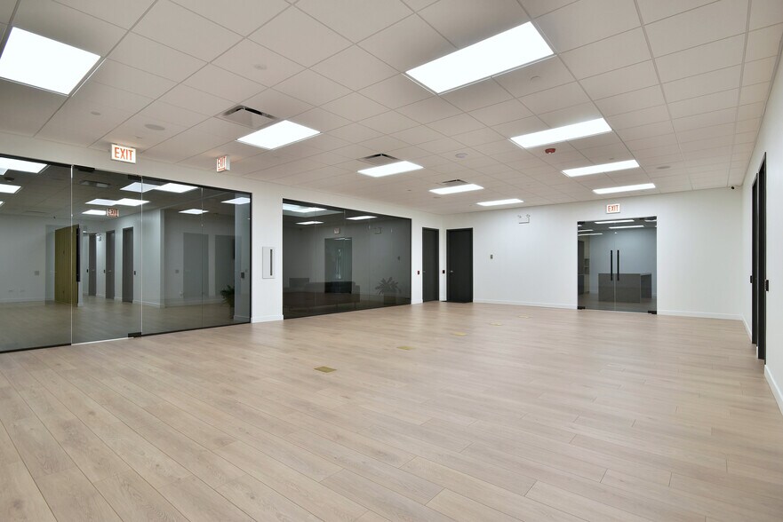 More Photos Of 6363 W 73rd St, Bedford Park Manufacturing For Lease