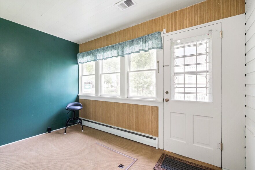 More Photos Of 609 Main St, Windsor Office For Sale