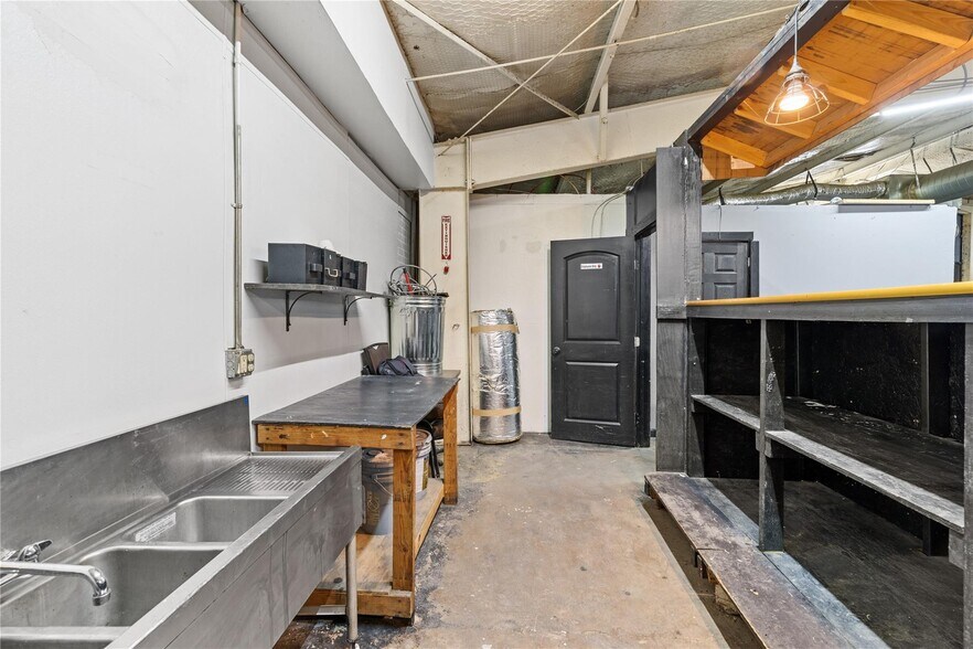 More Photos Of 125 Burrell Dr, Dallas Service For Lease