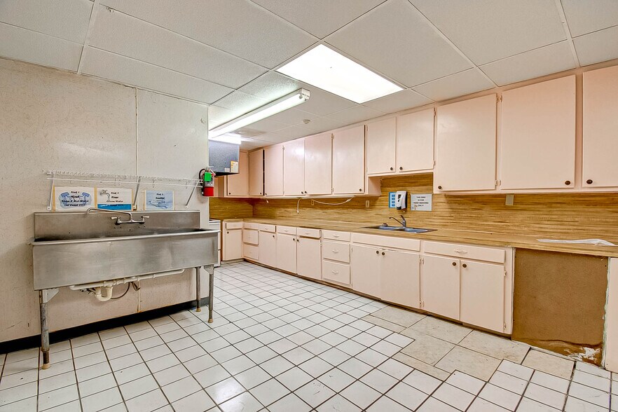 More Photos Of 3019 Dickinson Ave, Dickinson Freestanding For Sale