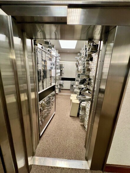 More Photos Of 565 Baltimore Pike, Avondale Bank For Lease