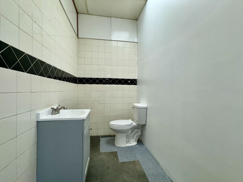 More Photos Of 2833 Western Ave, Knoxville Freestanding For Sale