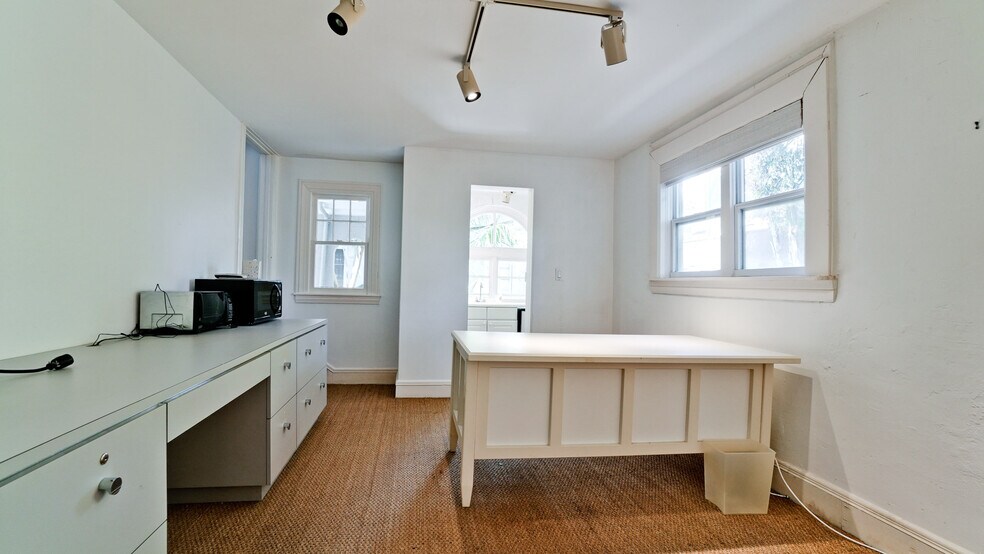 More Photos Of 1215 N Palm Ave, Sarasota Office For Sale