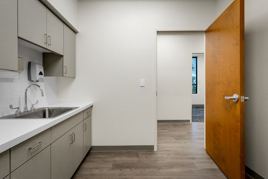 More Photos Of 401 Southcrest Cir, Southaven Medical For Lease
