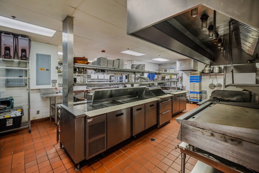More Photos Of 1900 & 1924 Marshall St NE, Minneapolis Restaurant For Sale