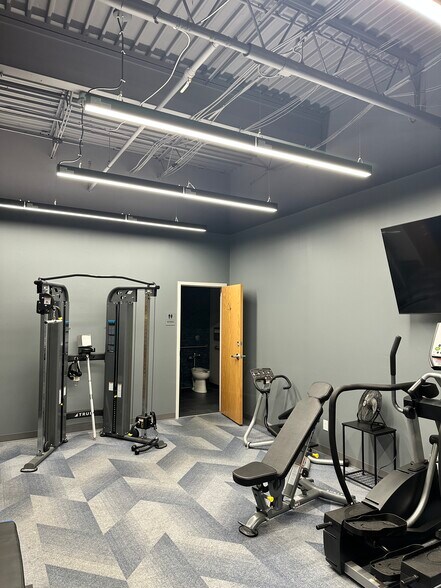 More Photos Of 1041-1049 S Woods Mill Rd, Chesterfield Storefront Retail Office For Lease