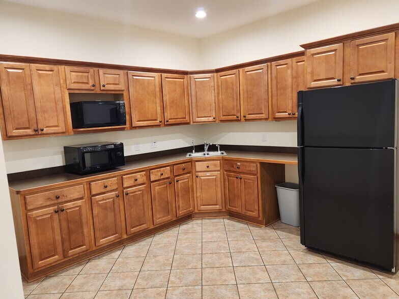 More Photos Of 10523-10527 W 165th St, Lakeville Office For Sale