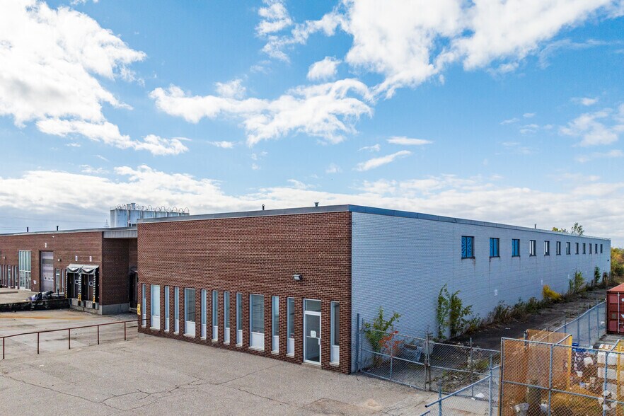 More Photos Of 400 Flint Rd, Toronto Warehouse For Lease