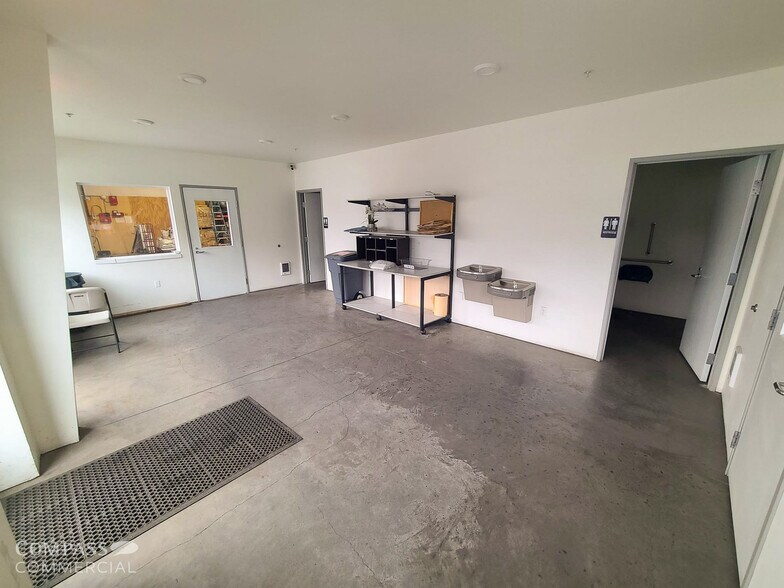 More Photos Of 2527 NE 4th St, Bend Industrial For Lease