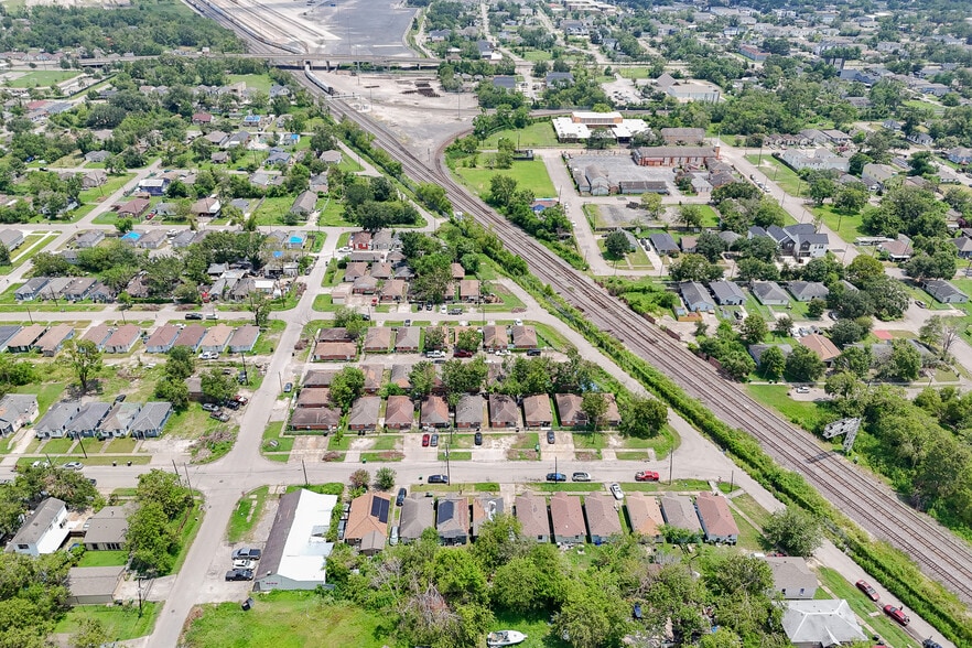 More Photos Of 2101 Hutton St, Houston Apartments For Sale