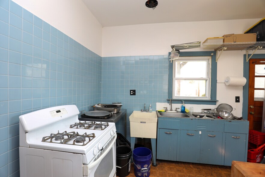 More Photos Of 498 Delaware Ave, Kingston Storefront Retail Residential For Lease