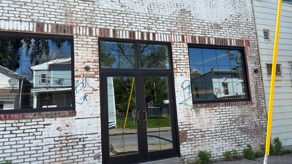 More Photos Of 517-519 Columbia St, Hudson Showroom For Sale