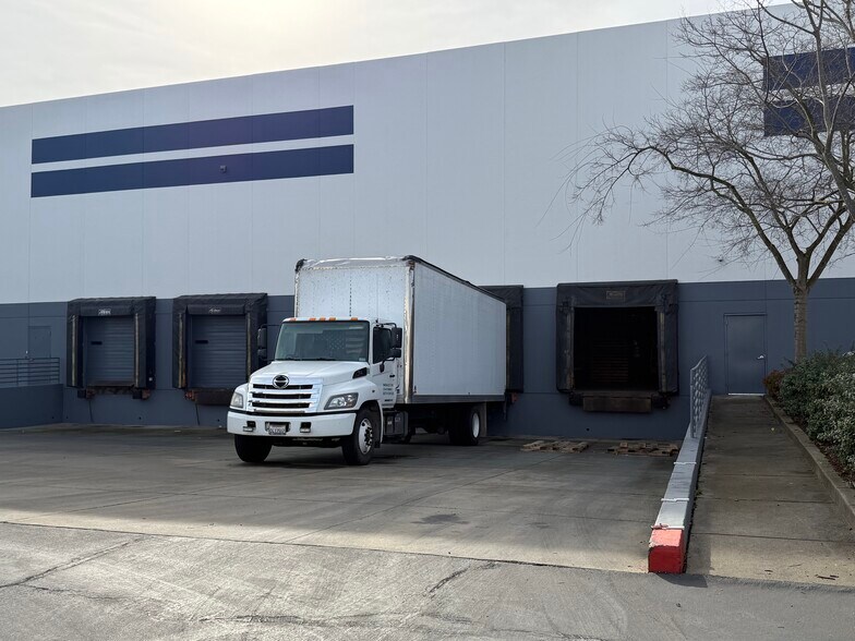More Photos Of 256 Sutton Pl, Santa Rosa Distribution For Lease