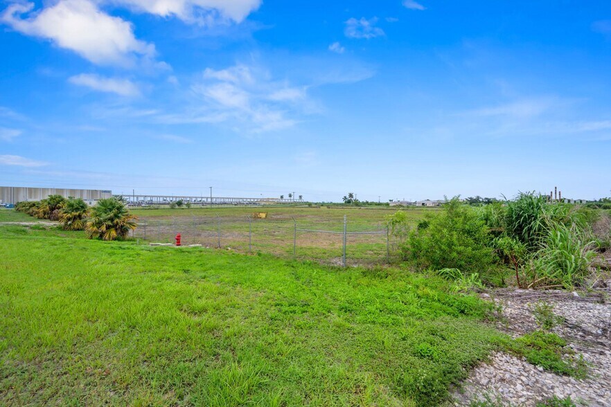 More Photos Of 500 Orange Avenue Cir, Belle Glade Land For Lease