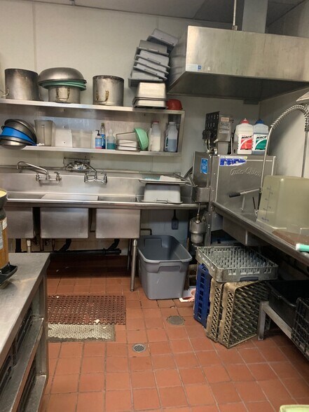 More Photos Of 296 Hegenberger Rd, Oakland Restaurant For Sale