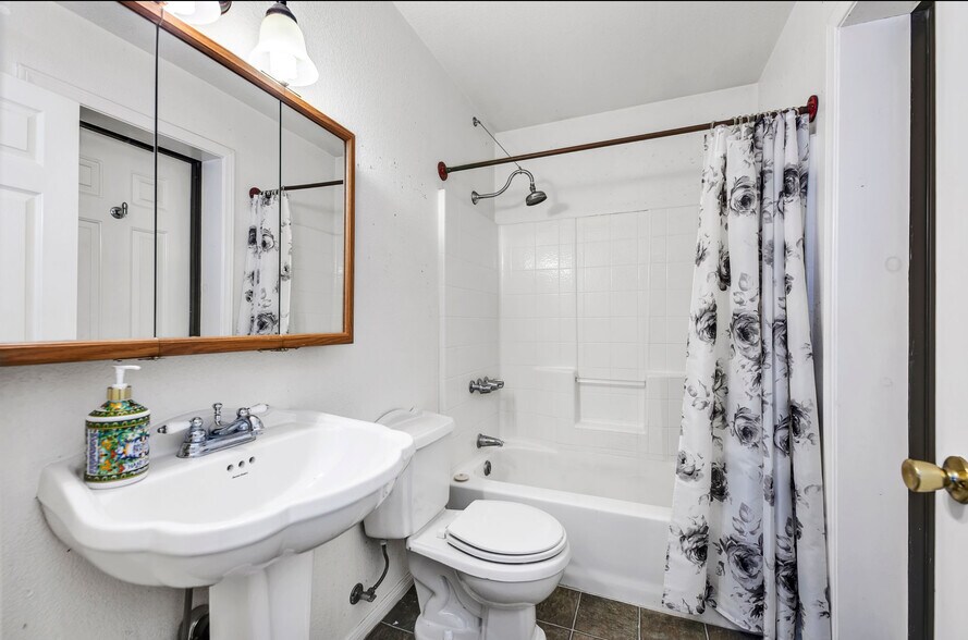 More Photos Of 40143 Big Bear Blvd, Big Bear Lake Storefront Retail Residential For Sale