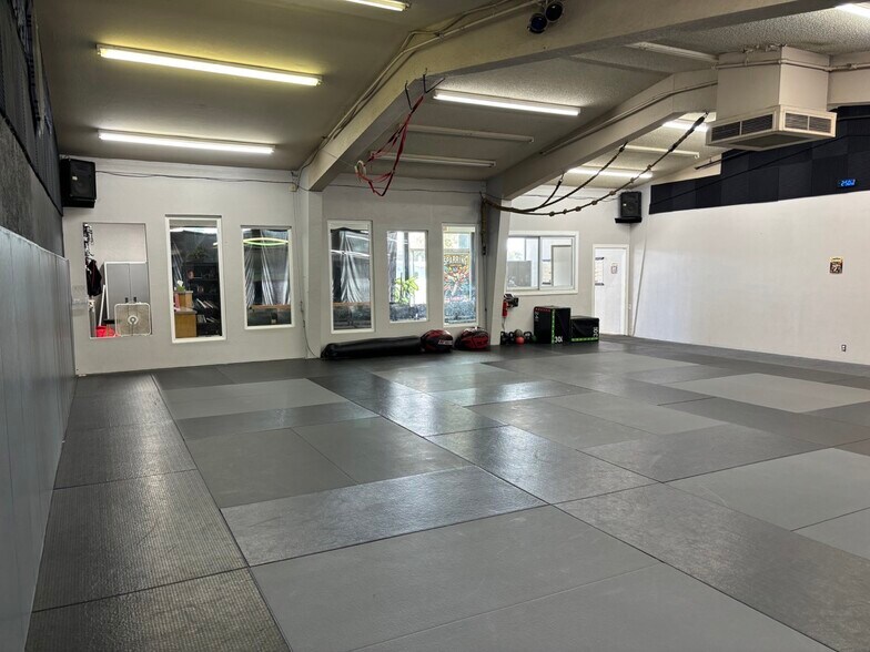 More Photos Of 323-327 W Canal Dr, Turlock Freestanding For Sale