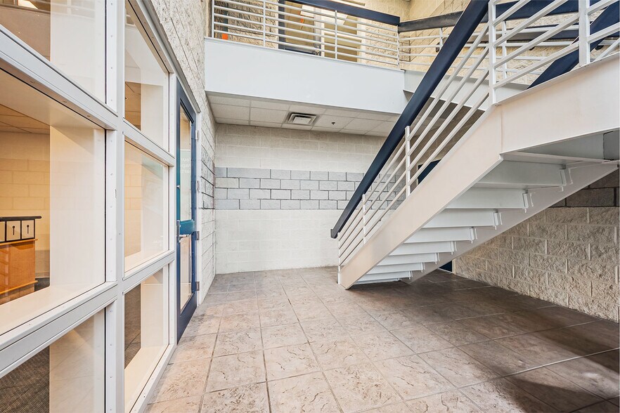 More Photos Of 40 McCullough Dr, New Castle Light Manufacturing For Lease