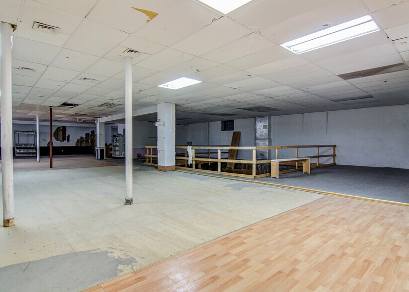 More Photos Of 413 Rue Racine E, Chicoutimi Storefront Retail Residential For Sale