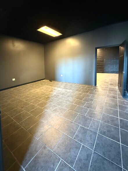 More Photos Of 1500 E Algonquin Rd, Algonquin Auto Repair For Lease