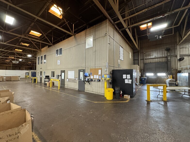 More Photos Of 200 E 90th St, Davenport Warehouse For Lease