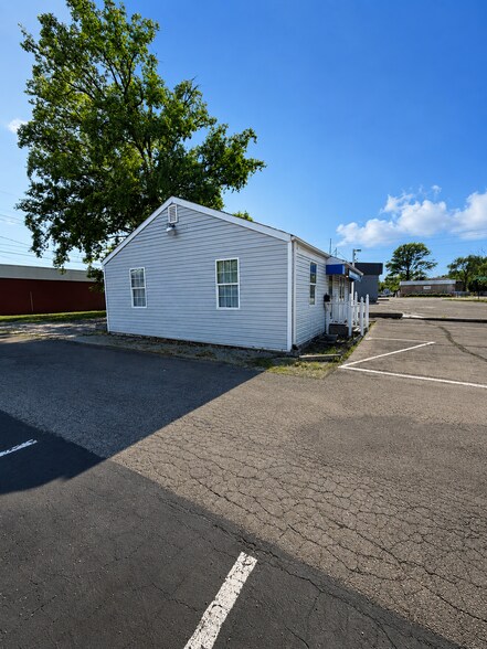 More Photos Of 2207 Fowler St, Anderson Office For Sale