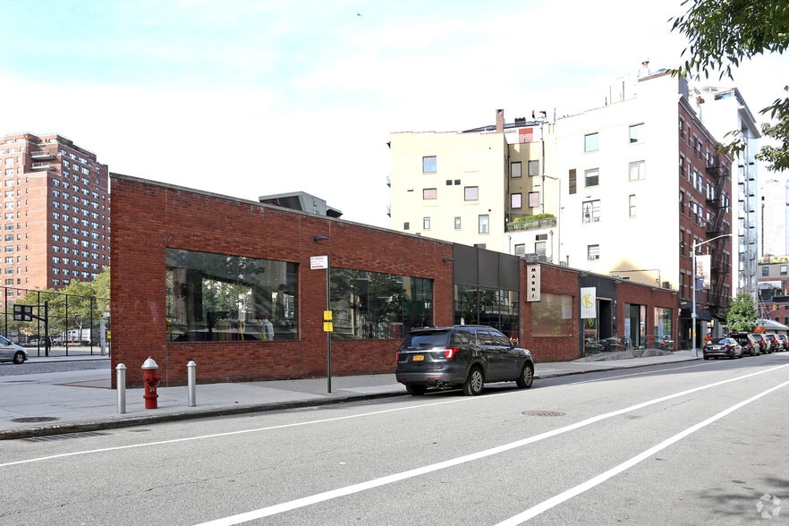 More Photos Of 332 W 13th St, New York Storefront For Lease