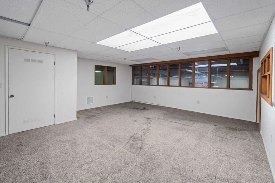 More Photos Of 501 Industrial Way, Fallbrook Manufacturing For Lease