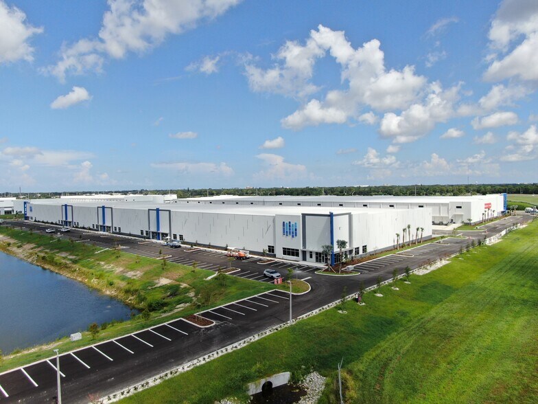 More Photos Of 4505 24th St E, Bradenton Distribution For Lease