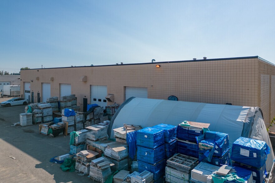 More Photos Of 2935-2947 19th St NE, Calgary Service For Lease