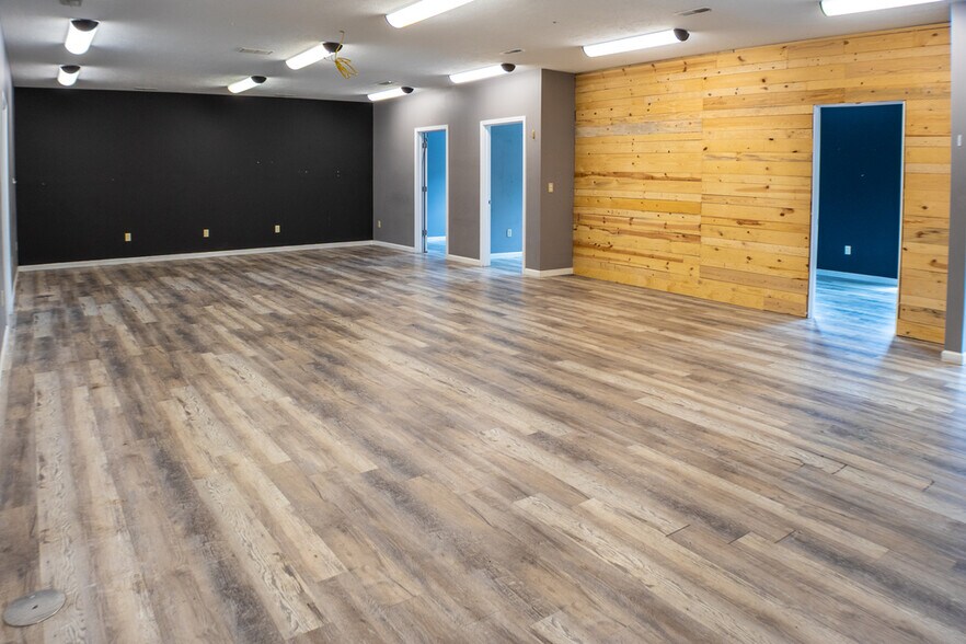 More Photos Of 2504 Veterans Memorial Pky S, Lafayette Office For Sale