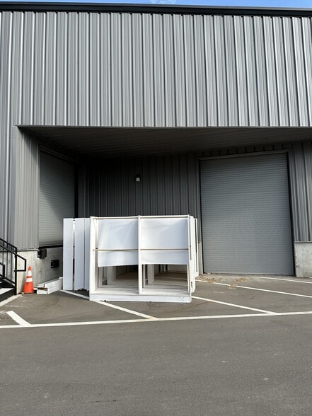 More Photos Of 3013 Wilkinson Blvd, Charlotte Showroom For Lease