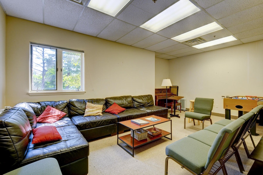 More Photos Of 60 E Hanover Ave, Morris Plains Showroom For Sale
