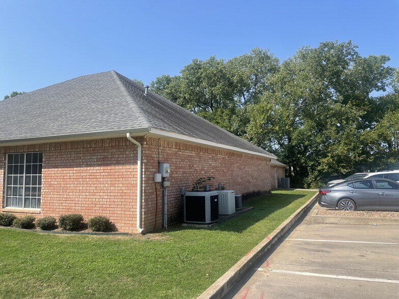 More Photos Of 1105 Walnut Dr, Ardmore General Retail For Sale