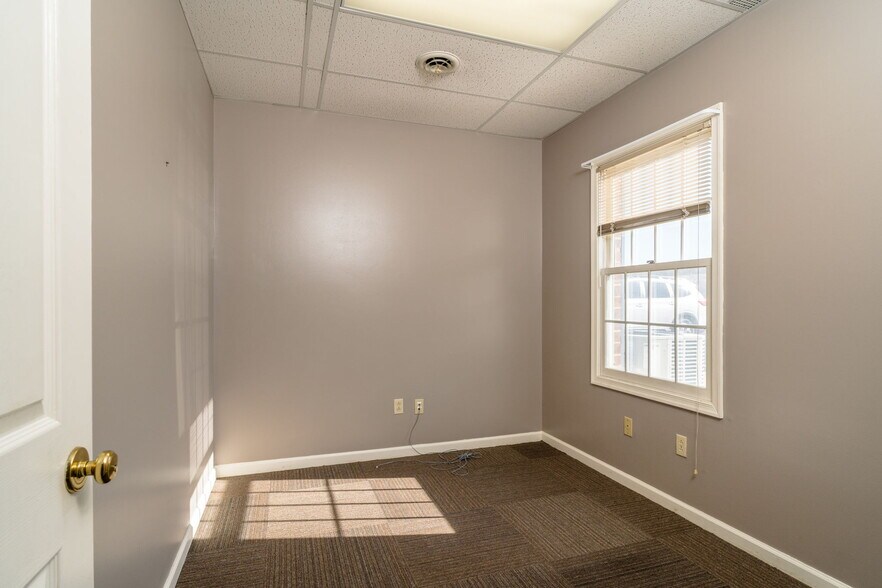 More Photos Of 1600 N Coalter St, Staunton Office For Lease