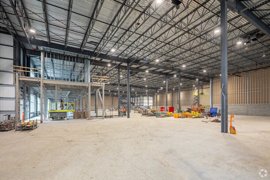 More Photos Of 100 Blvd Jean-Baptiste-Rolland O, Saint-jerome Unknown For Lease