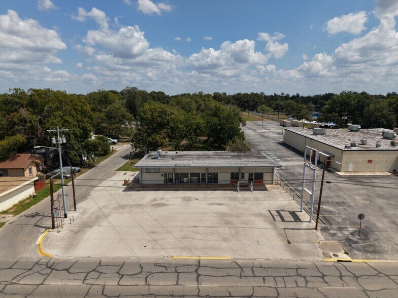 More Photos Of 1007 S Guadalupe St, Seguin Storefront For Sale