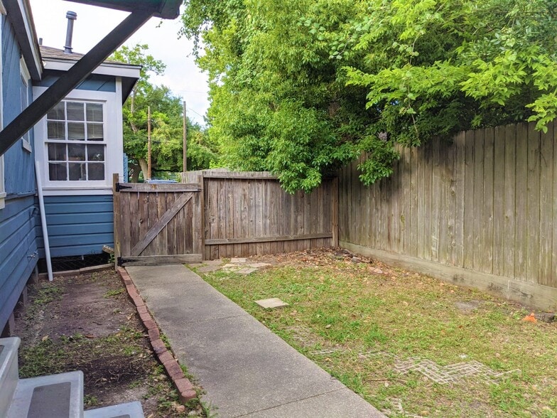 More Photos Of 704 E 22nd St, Houston Apartments For Sale