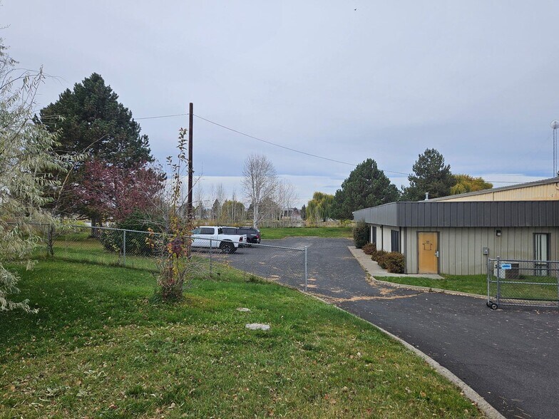 More Photos Of 1001 SW 1st St, Redmond Warehouse For Sale