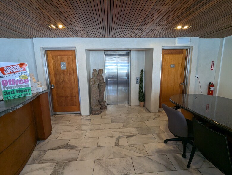 More Photos Of 611 Civic Center Dr W, Santa Ana Loft Creative Space For Lease