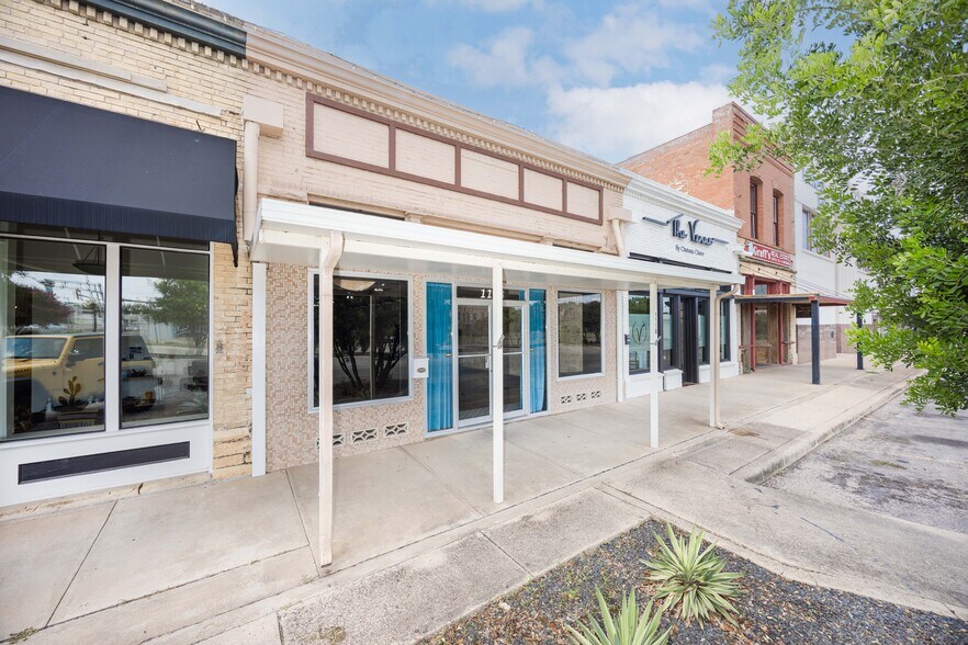 More Photos Of 1118 18th St, Hondo Storefront For Sale