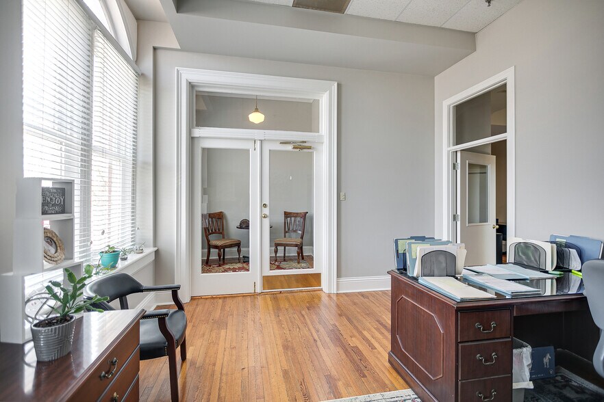 More Photos Of 809 S Main St, Columbia Office For Sale