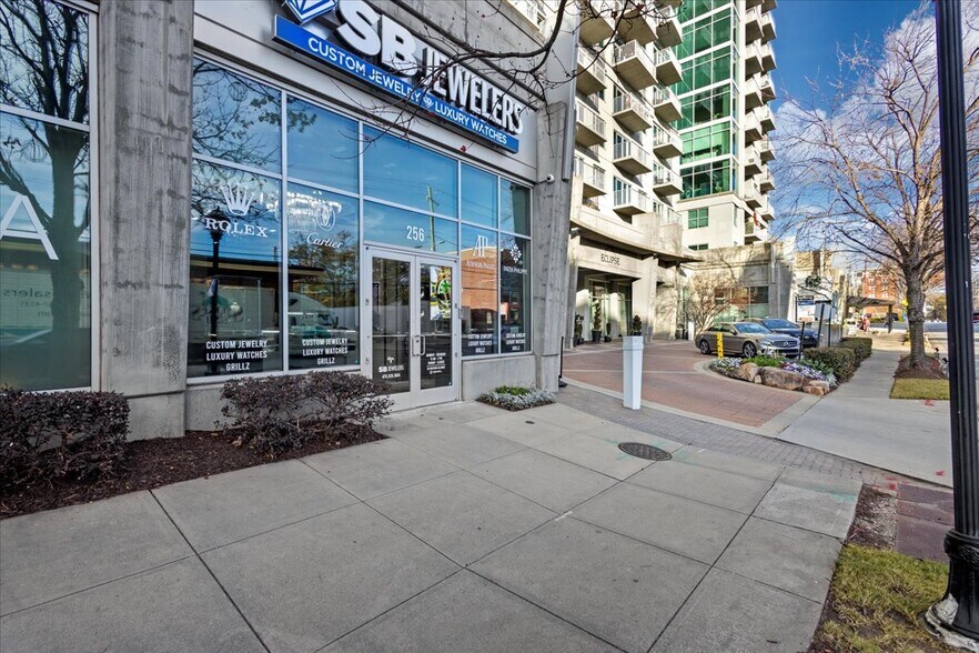 More Photos Of 256 Pharr Rd NE, Atlanta General Retail For Lease