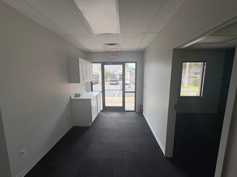 More Photos Of 3015-3019 Greystone Sq, Jackson Medical For Lease