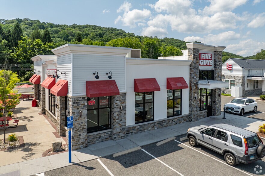 More Photos Of 300 Oxford Rd, Oxford Unknown For Lease