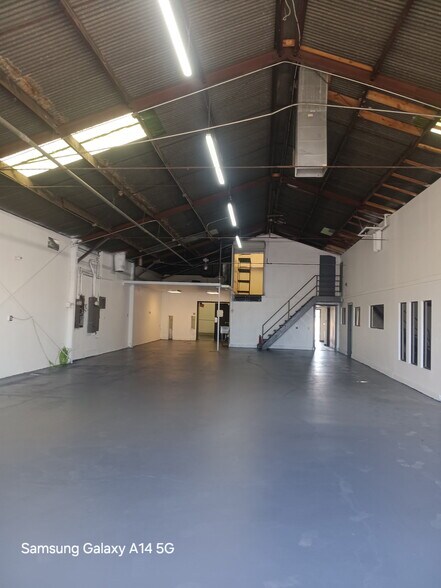 More Photos Of 7822 Salt Lake Ave, Cudahy Warehouse For Lease