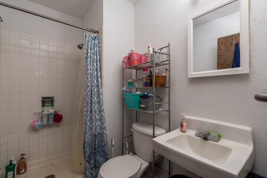 More Photos Of 3200 S Maple Ave, Slayton Apartments For Sale