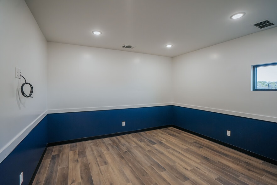 More Photos Of 2603 S Kaufman St, Ennis Industrial For Sale