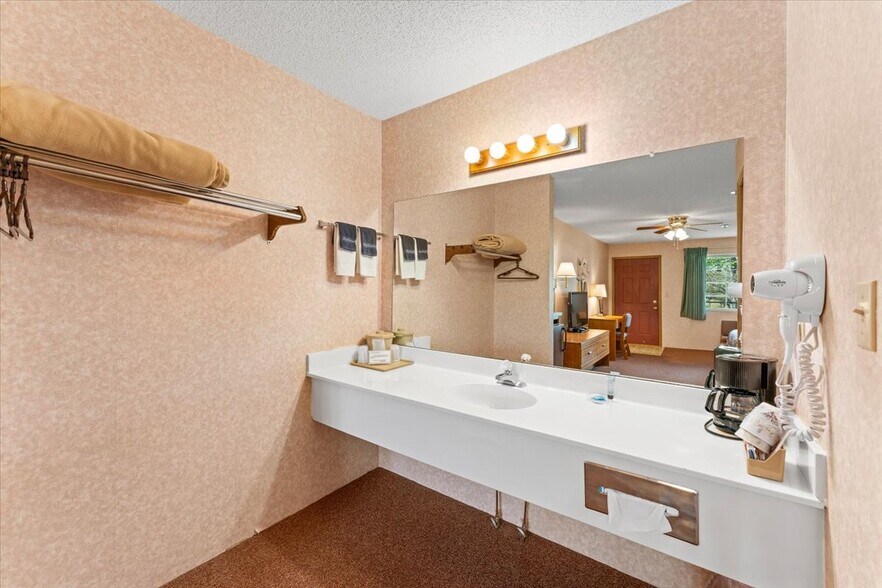 More Photos Of 3043 E Van Buren, Eureka Springs Hotel For Sale