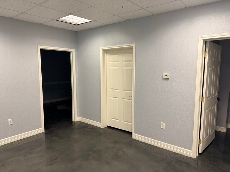 More Photos Of 101 Industrial Park Blvd, Hitchcock Warehouse For Lease